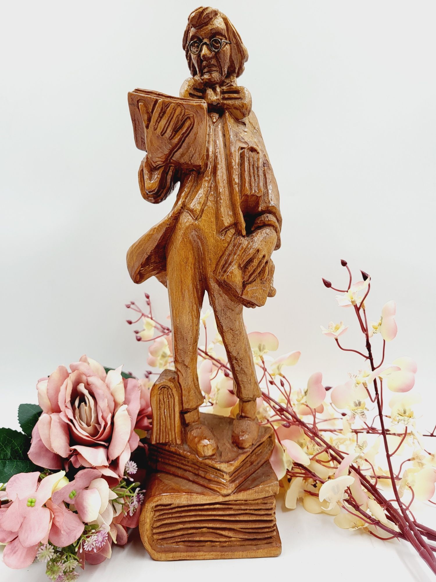 Wysoka stara drewniana rzeźba figura uczonego