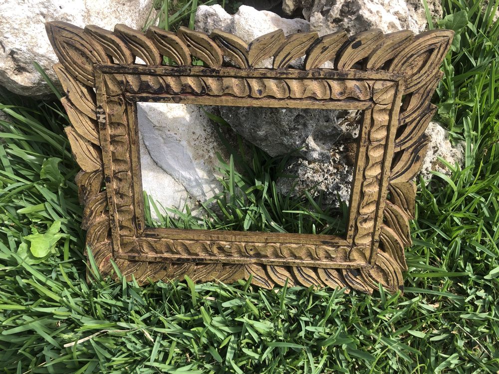 Moldura antiga em dourado velho talhada à mão.