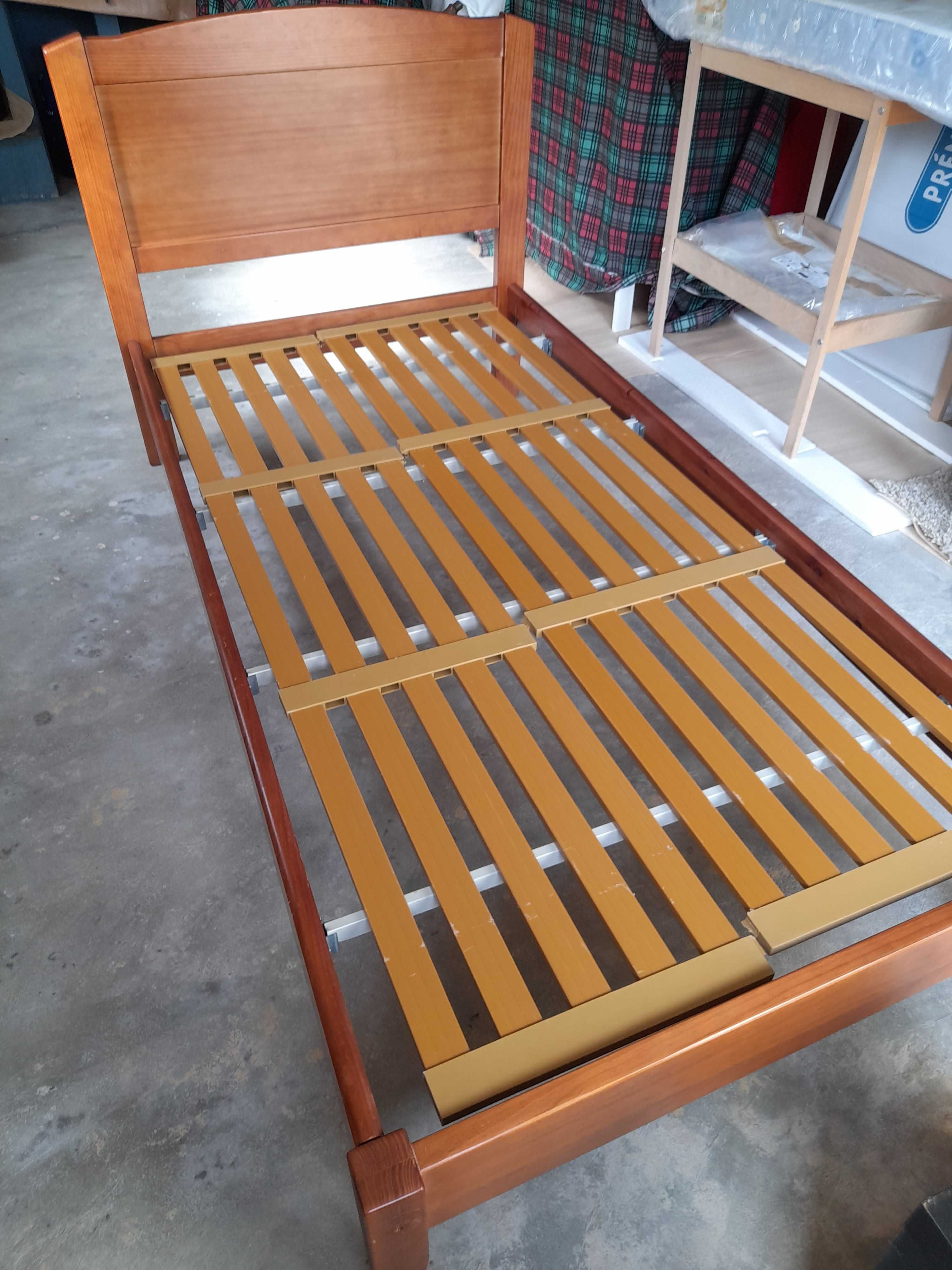Cama individual em madeira com estrado