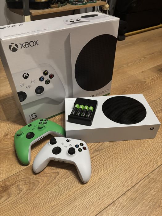 Konsola XBOX Series s + dwa pady + ładowarka do akumulatorków