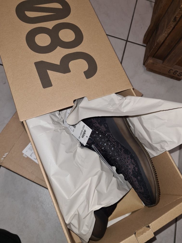 Yeezy Boost 380 Onyx 43 1/3 nowe