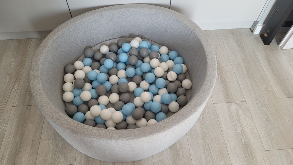 Suchy basen z kulkami