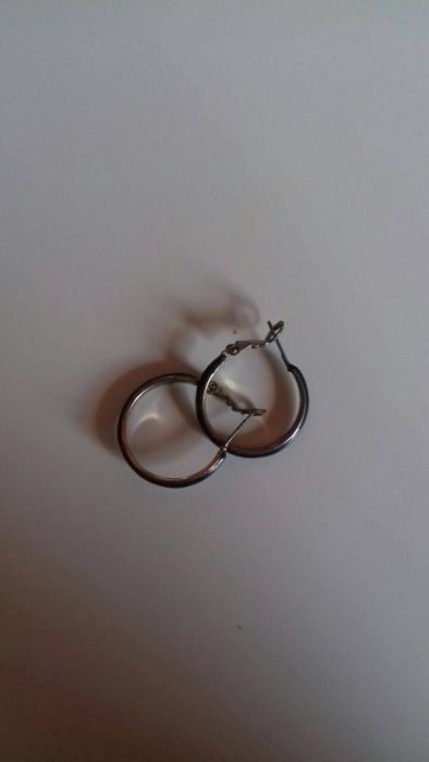 Argolas com Esmalte Azul Escuro e Interior Dourado H&M