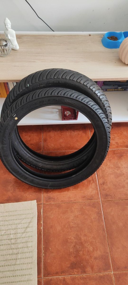 Dois pneus de mota frente e traz novos 100/90-17 e um 2.75-17