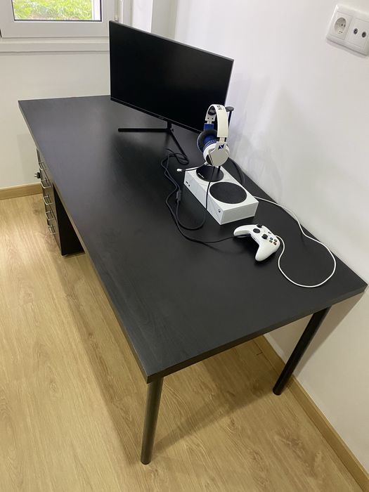 Mesa preta de madeira