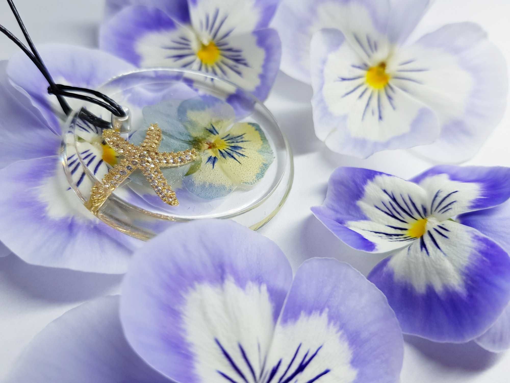 Elegancka zawieszka z żywicy z kwiatkiem bratkiem. Nowe rękodzieło