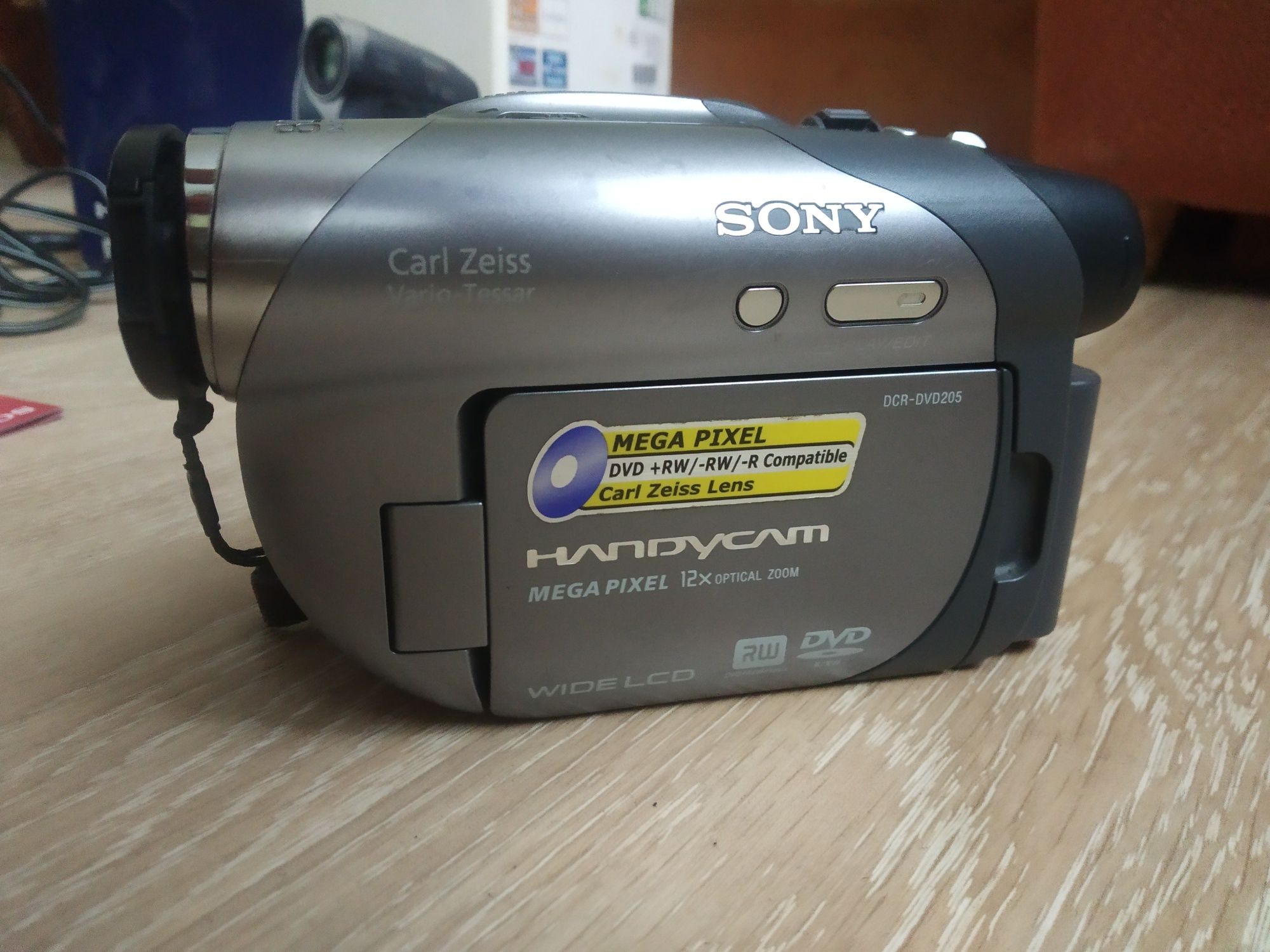 Цифровая видеокамера Sony DCR-DVD 205E