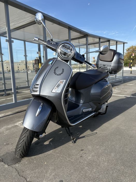 Vespa Piaggio GTS 300 - junho de 2023 - com 3435 kms - cinzenta