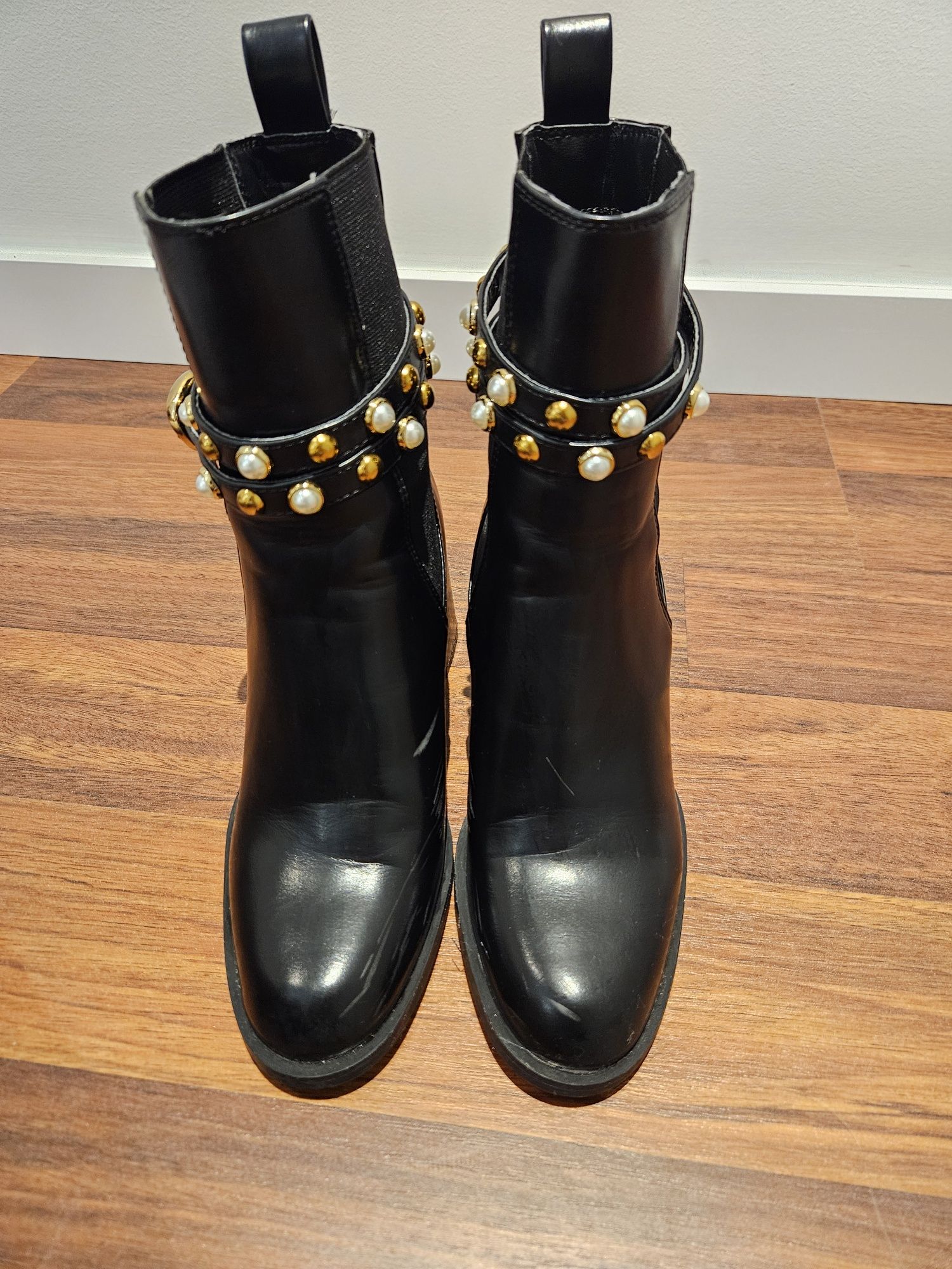 Botins pretos com tachas