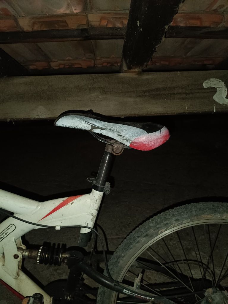 Bicicleta EMT  (falta corrente, e roda da frente por isso o preço)