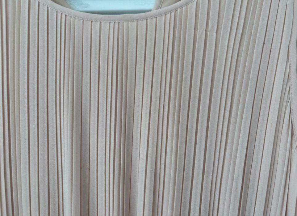 Długa jasna sukienka