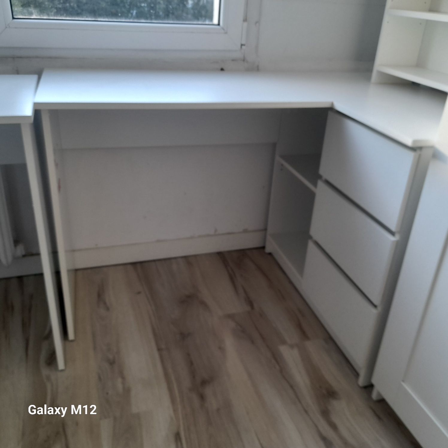 2 biurka i łóżko pietrowe