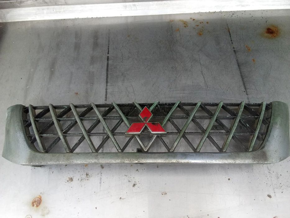 Mitsubishi L200  grill atrapa