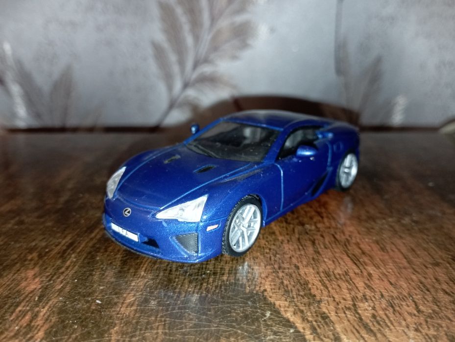 ТЕРМІНОВО продам модель Lexus LF-A