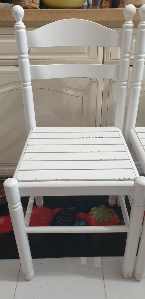Mesa branca lacada com 2 cadeiras