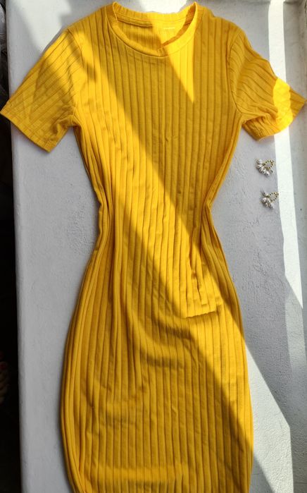 Ярко-желтое платье в рубчик