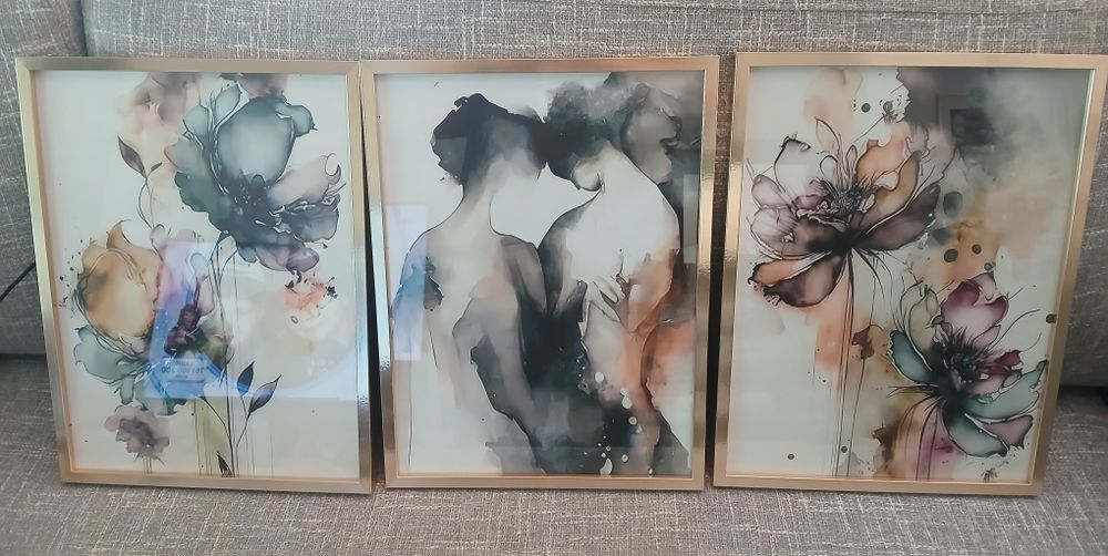 Conjunto de 3 quadros de 30x40, impressão em tela com moldura dourada.