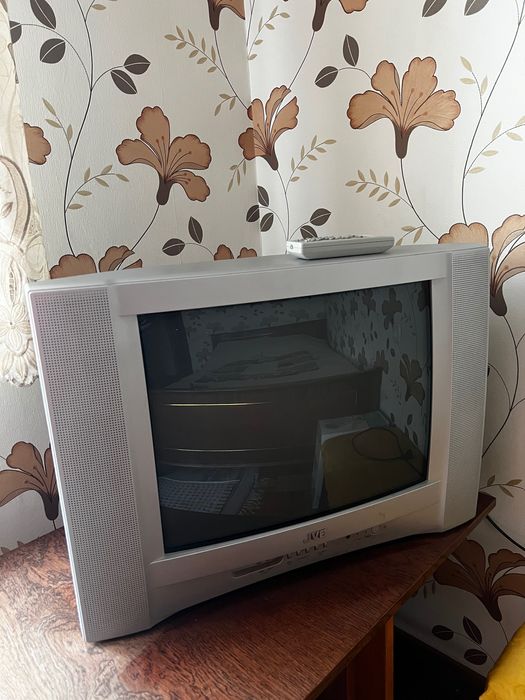 Телевизор JVC в рабочем состоянии