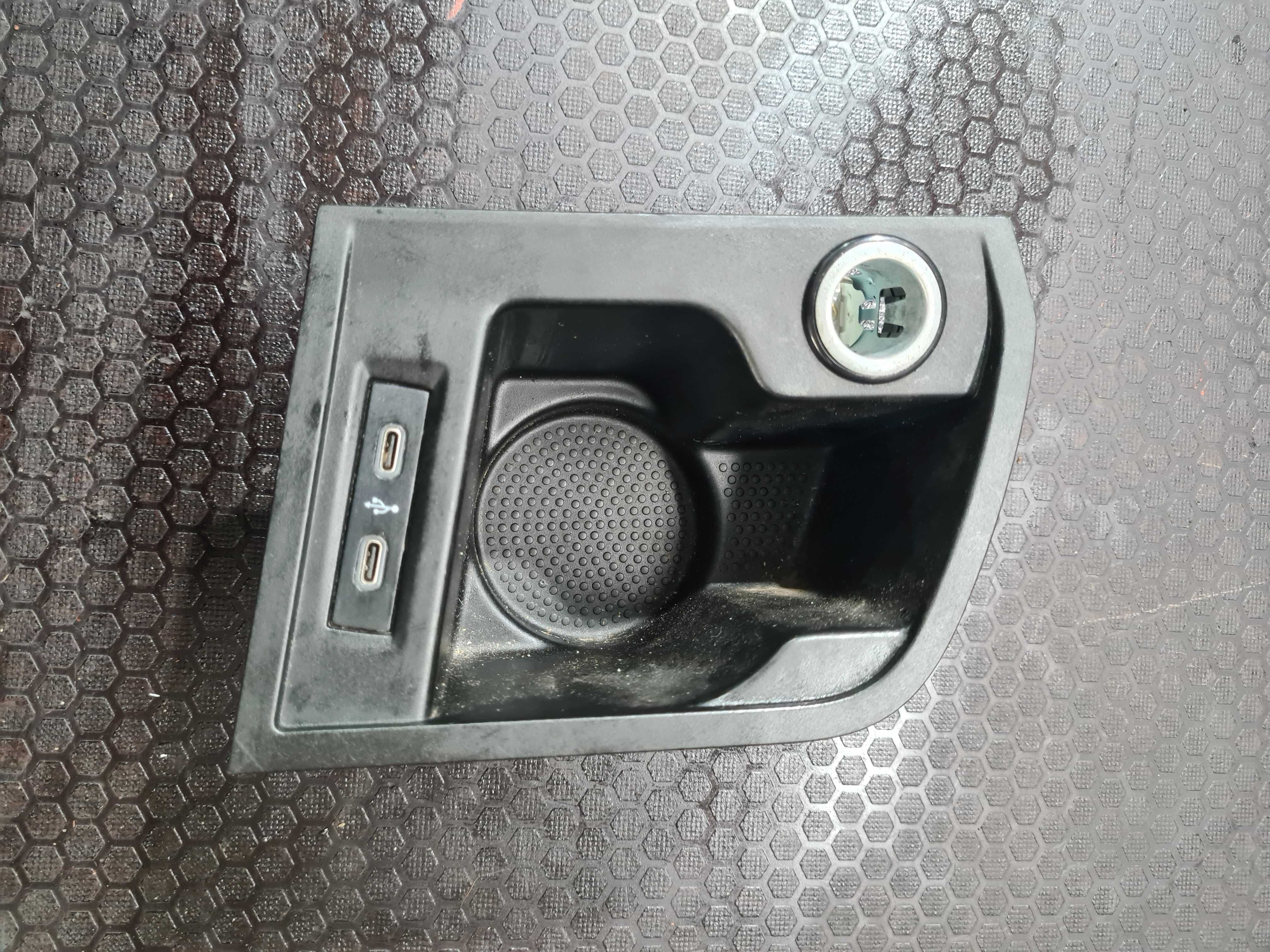 VW Transporter T6.1 2.0 21r gniazdo port USB T6