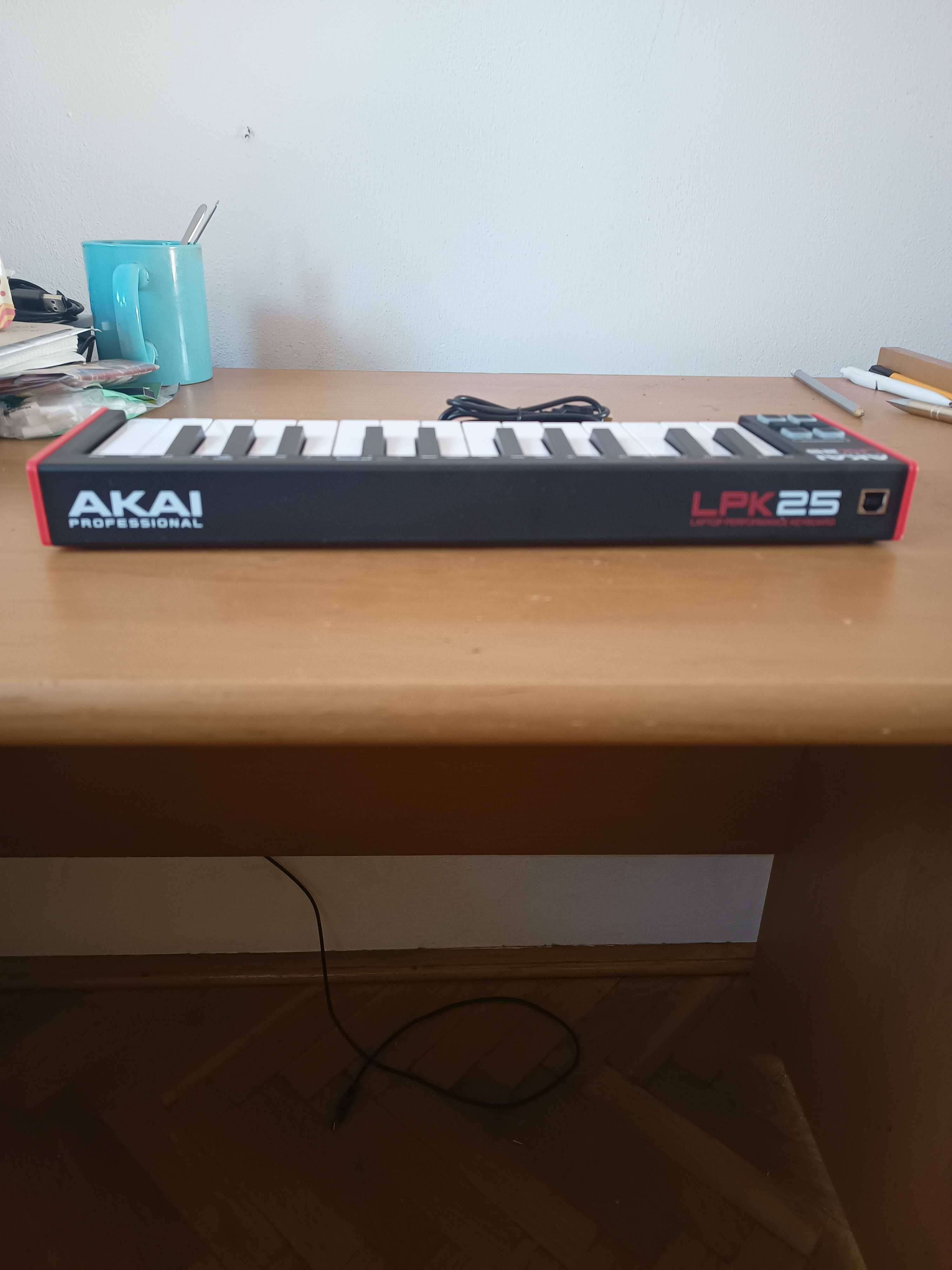 AKAI LPK25. Midi keyboard. Laptop performance keyboard.