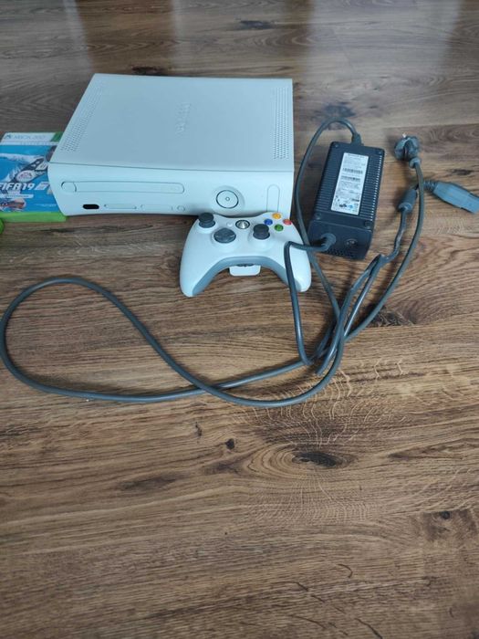 XBOX 360 w kolorze białym z 3 grami i padem