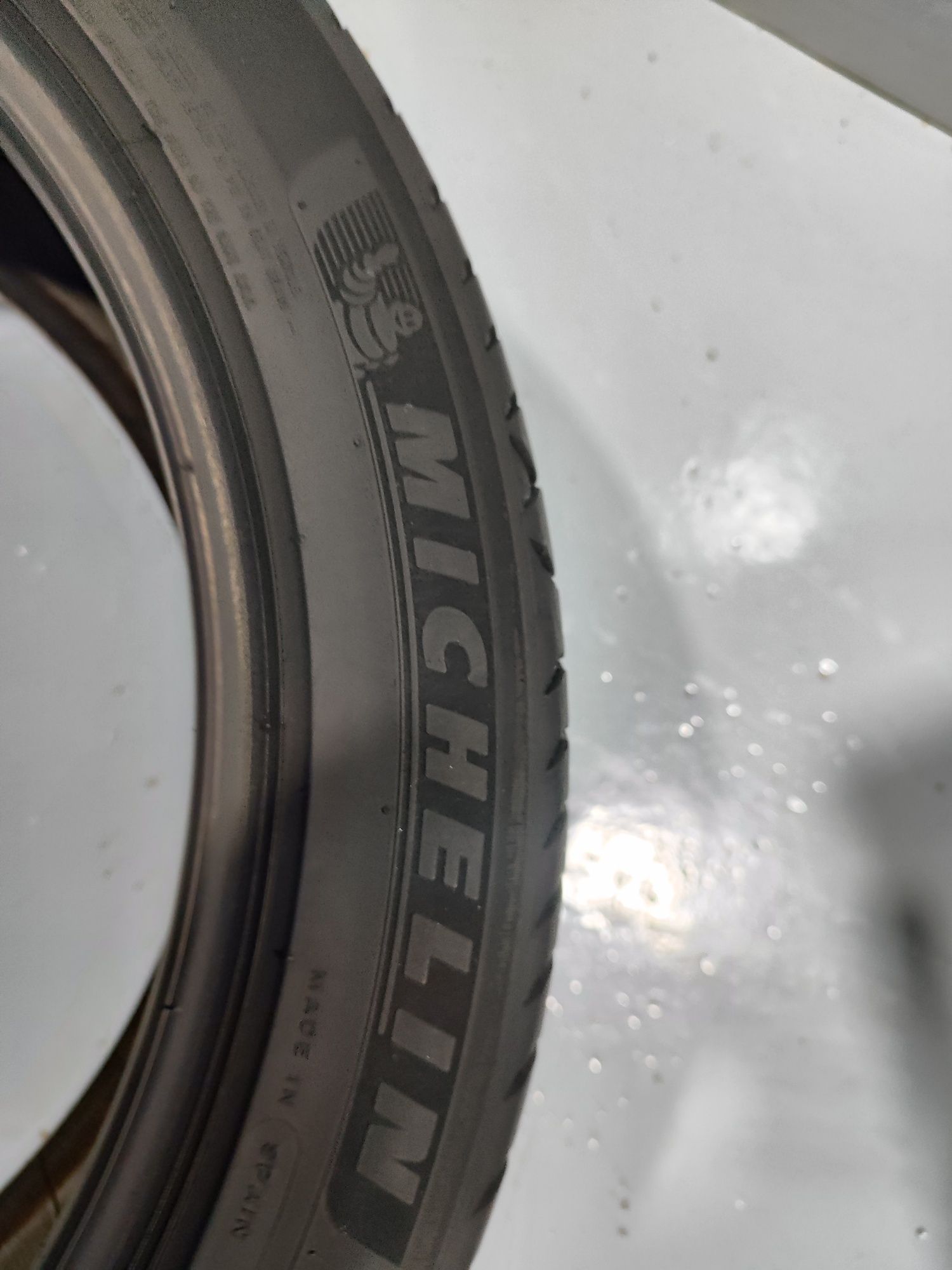 2 pneus semi novos 235-45R18 Michelin - Oferta dos Portes