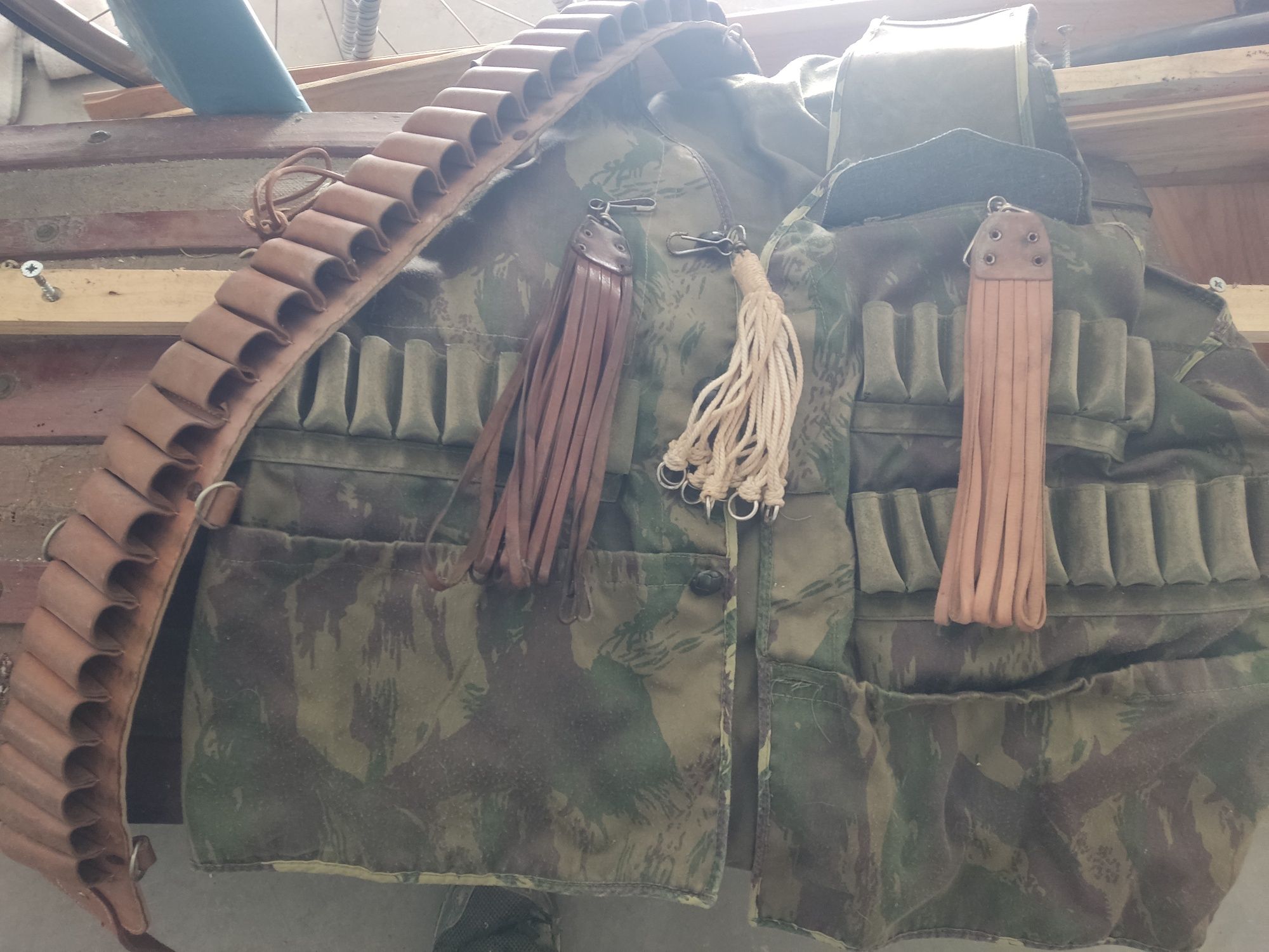 Casaco , colete de caça e cartucheira