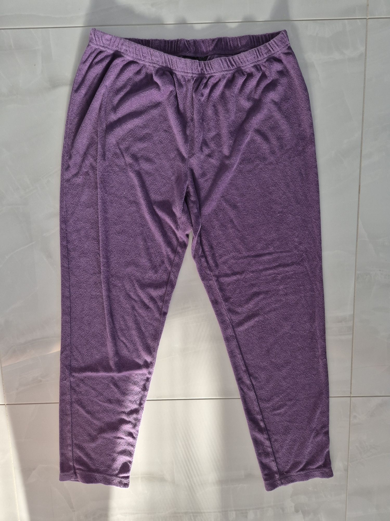 Fioletowe spodnie dresowe welurowe welur desy 44 XL Esmara