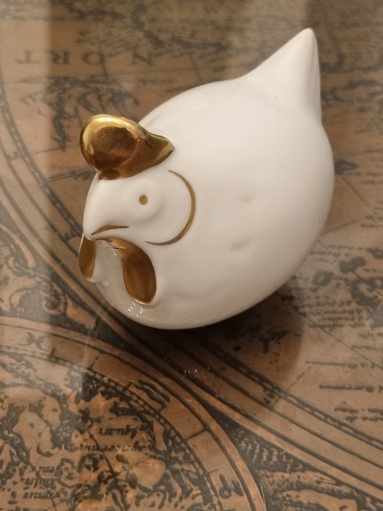 Porcelana hollohaza-kura ze złotym dziobem