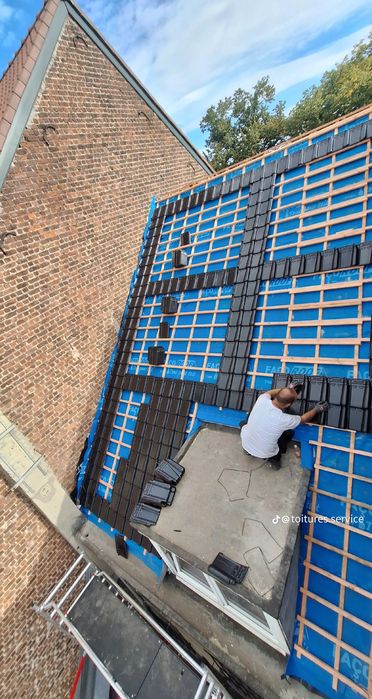 wkrętami, a także łączy ze sobą po