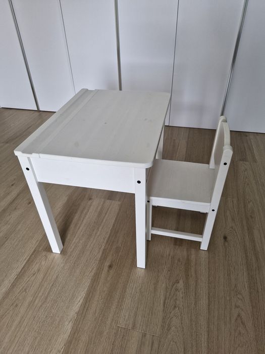 Stolik dla dziecka ikea razem z krzesełkiem