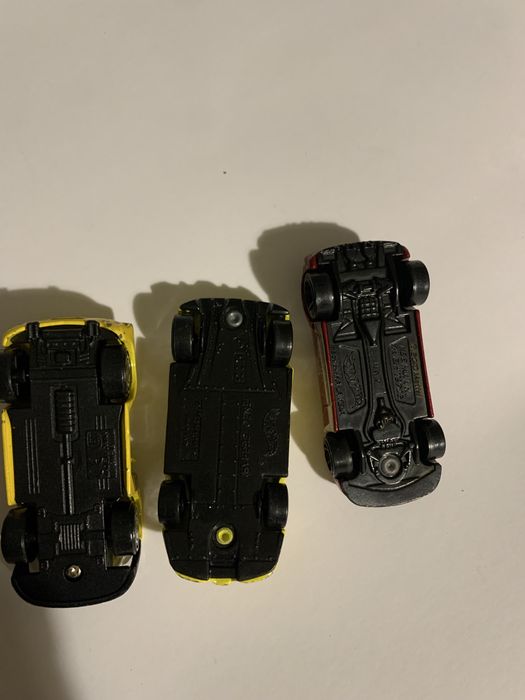 Три металлические машинки, литые лотом