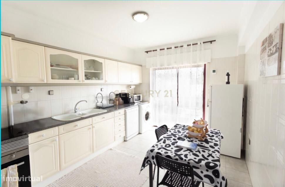 Apartamento T1, com 81 de m² de área bruta privativa, em bom estado de