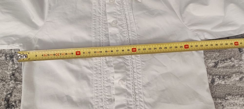 Biała koszula z długim rękawem