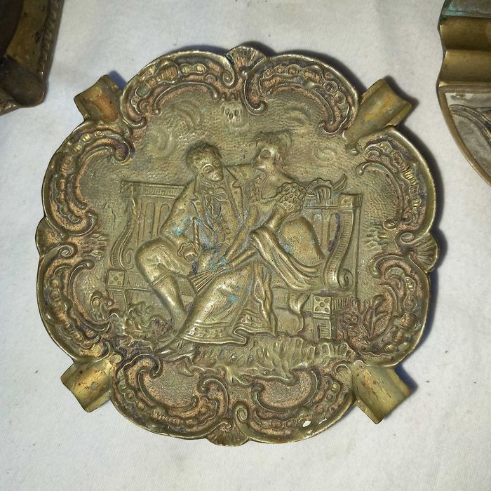 Conjunto de três cinzeiros