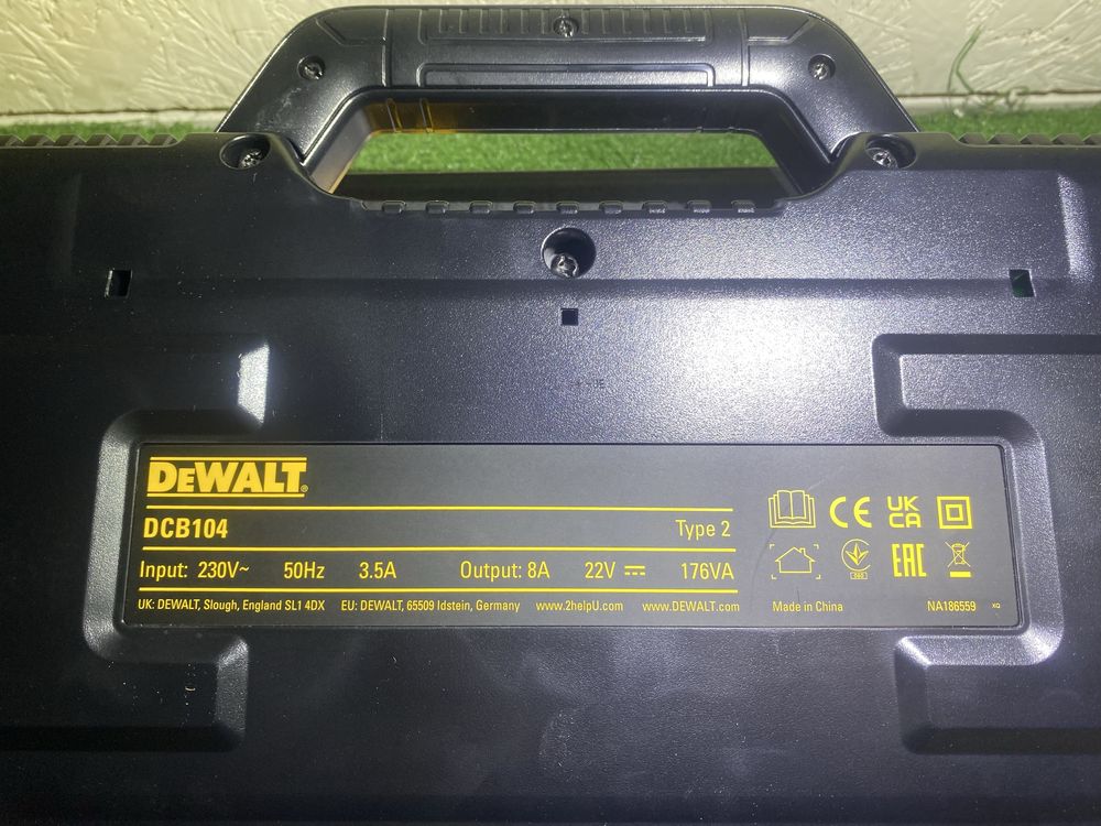 Зарядний пристрій на 4 порти DeWALT DCB104 нові девальт
