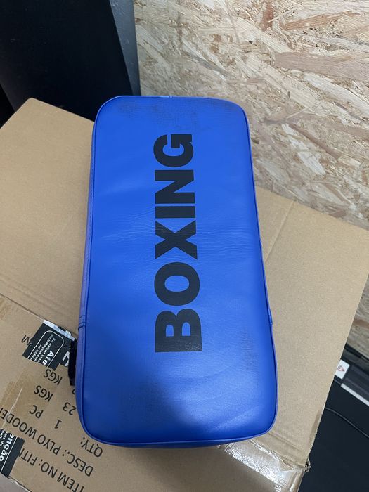 Luvas e escudos de boxe