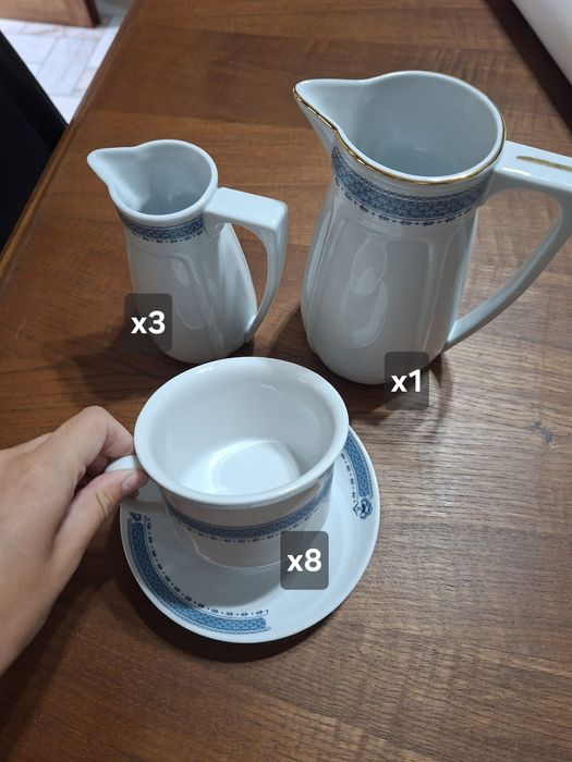 Conjunto de almoçadeiras e leiteiras