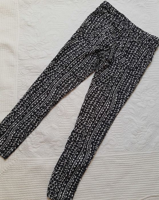 Czarnobiałe, materiałowe spodnie H&M, 40, wzorzyste.
