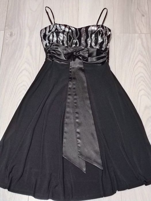 Елегантна чорна сукня з паєтками та атласним бантом