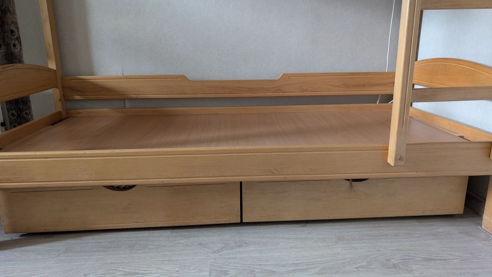 Двоповерхове дерев'яне ліжко