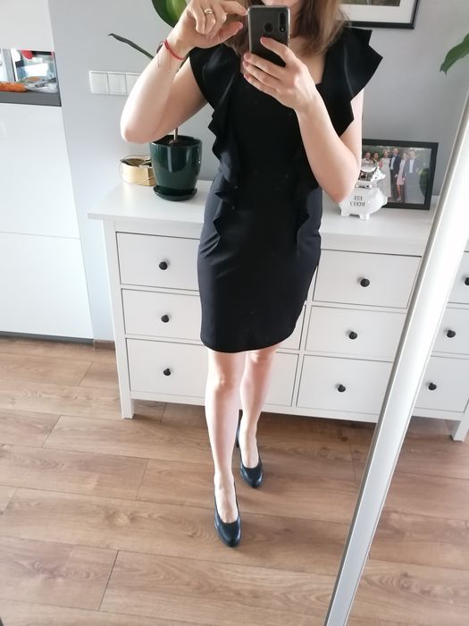 Mała czarna vila M ozdobne plecy sukienka falbanki