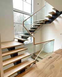 Лестница на металле со стеклянным ограждением