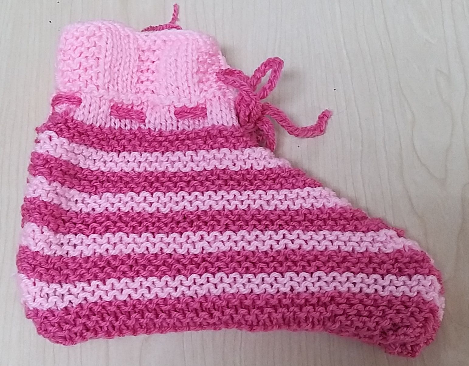 Botas às risquinhas cor de rosa.