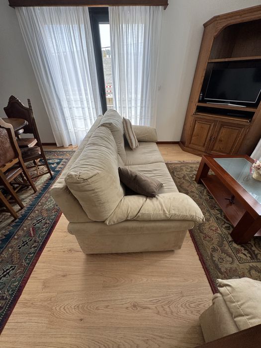 Mesa, cadeiras, sofas etc (interior sala)