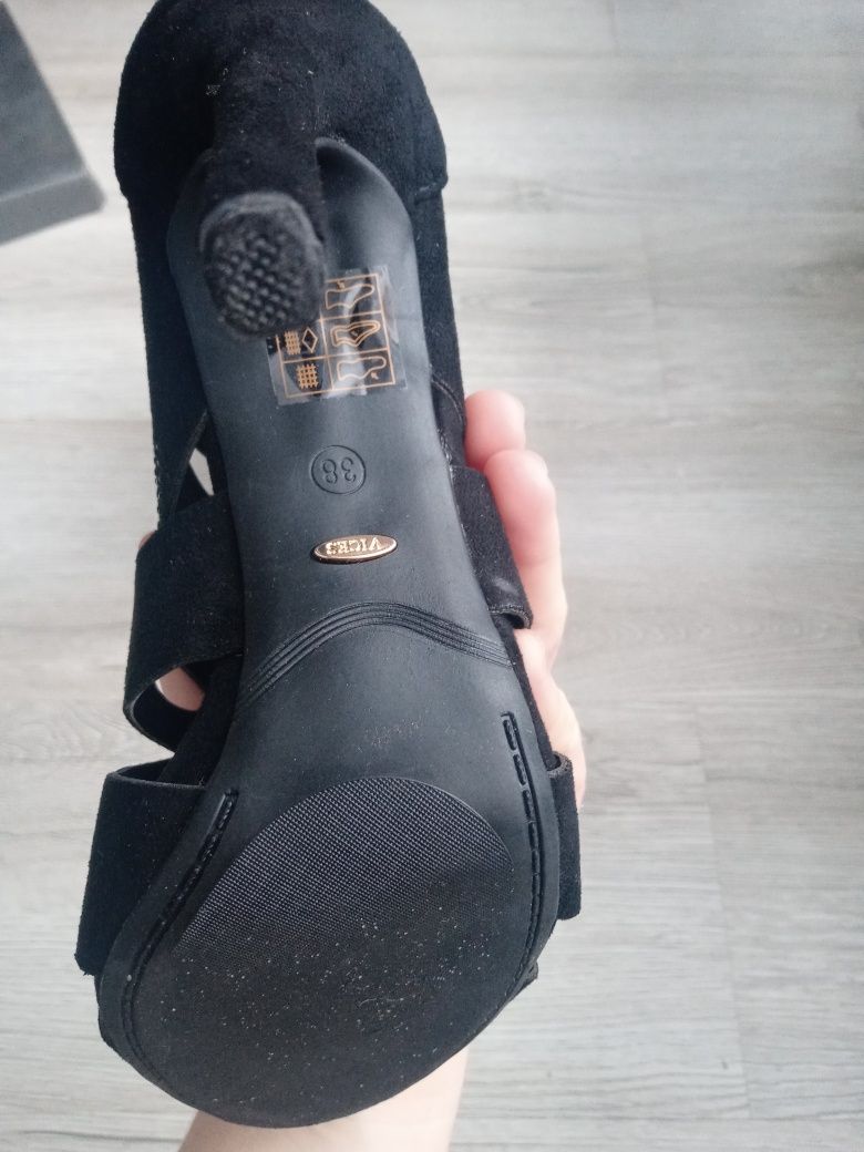 Buty na obcasie czarne