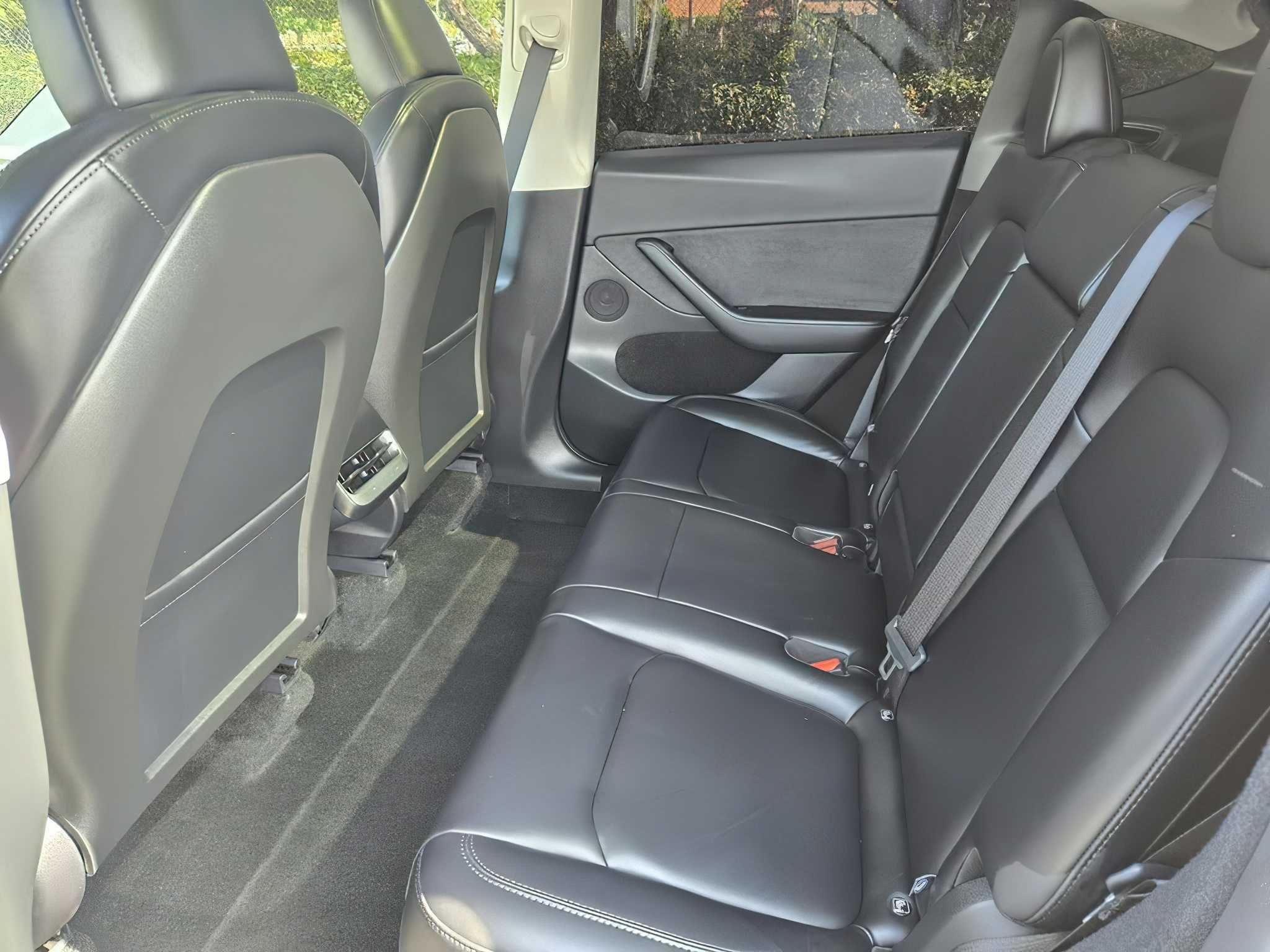 Tesla Model Y Long Range      2025