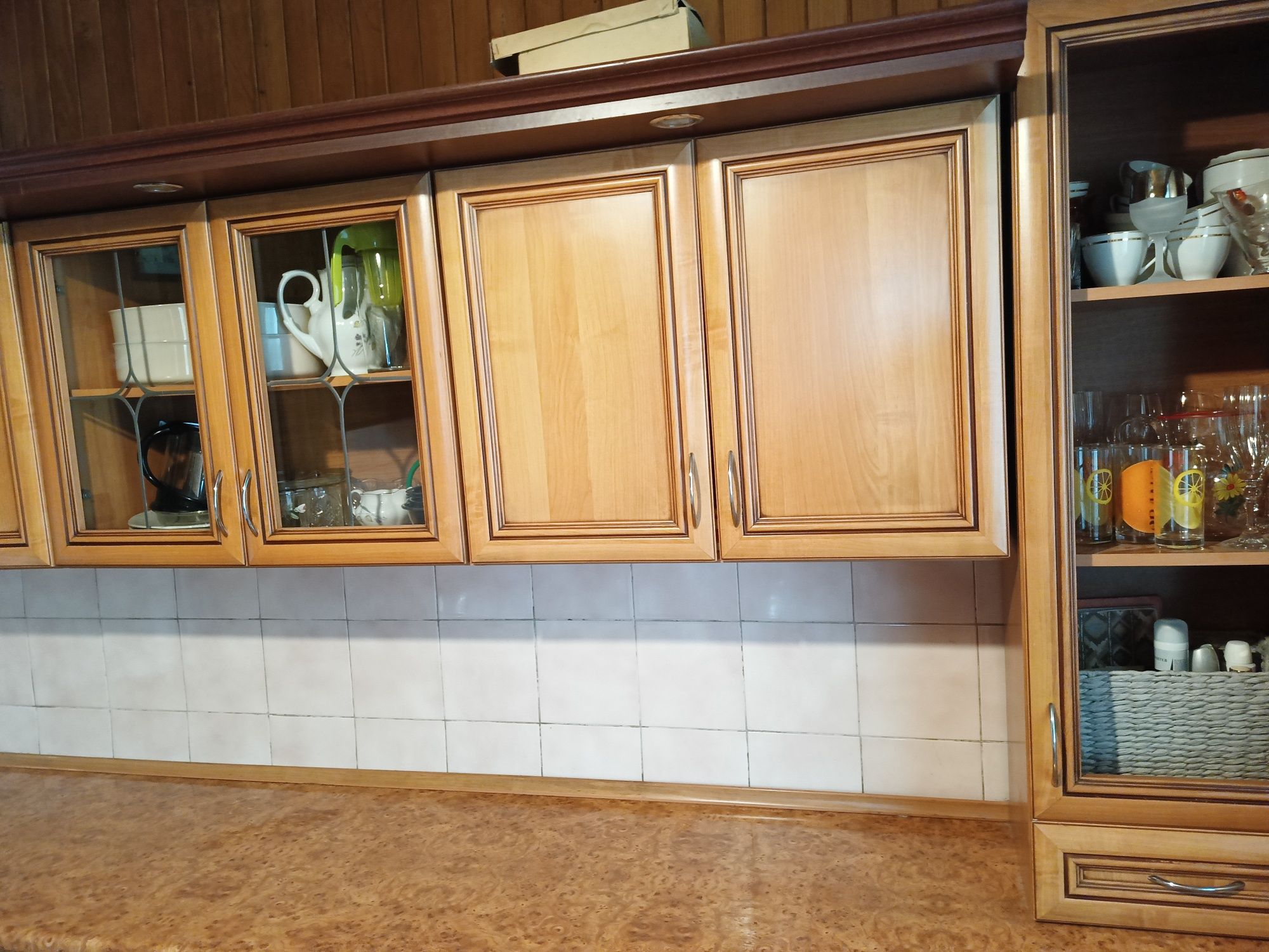Meble kuchenne ze zlewozmywakiem i okapem