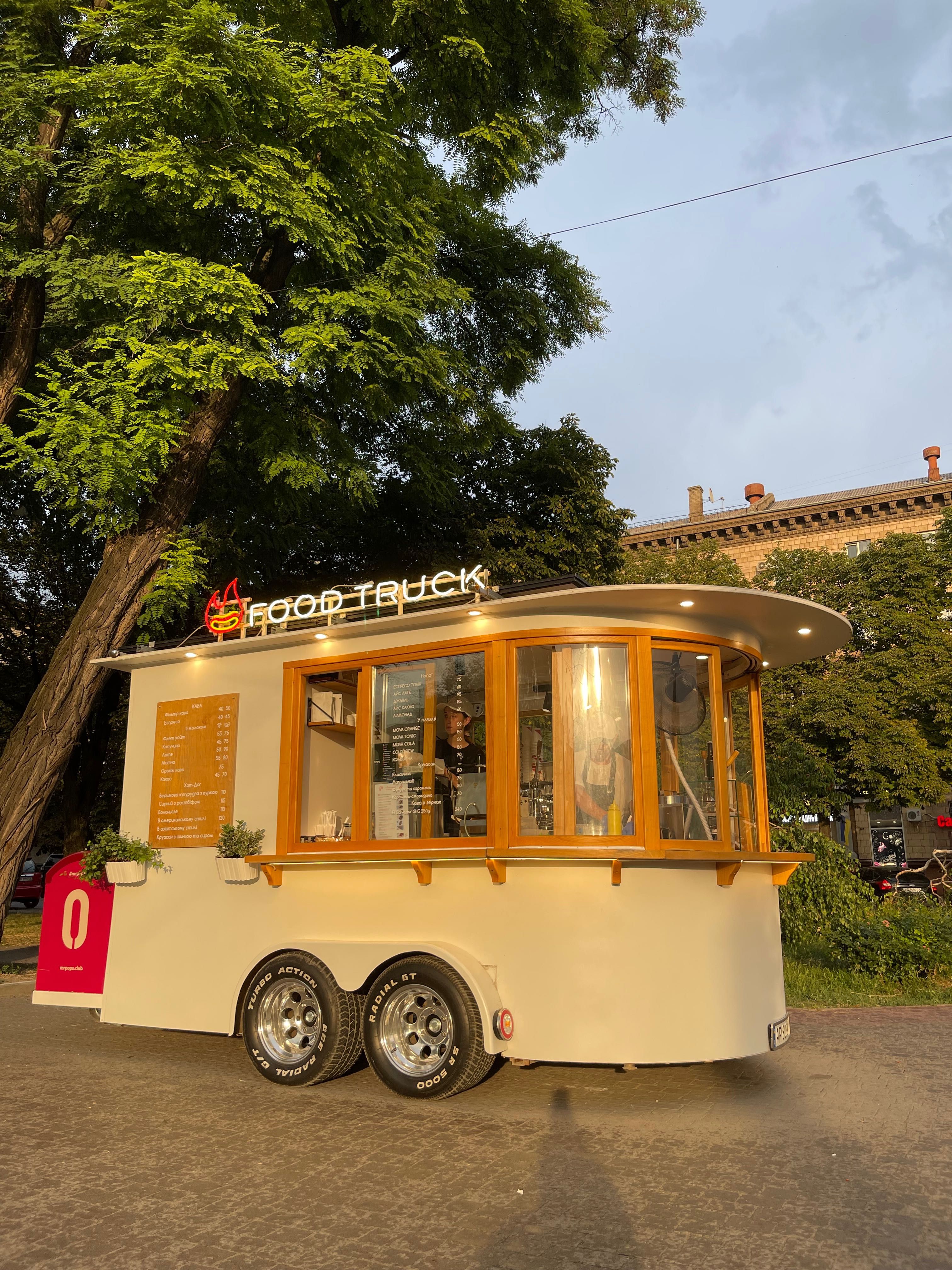 Kawiarnia mobilna food truck pracuje od baterii
