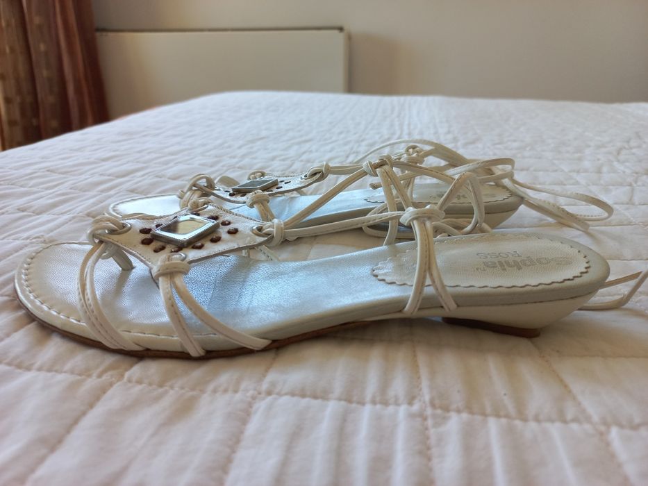 Sandálias brancas